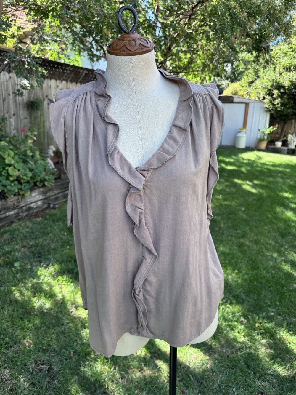 Kut From The Kloth Women's M Beige V-Neck Sleeveless Ruffle Blouse Linen Blend